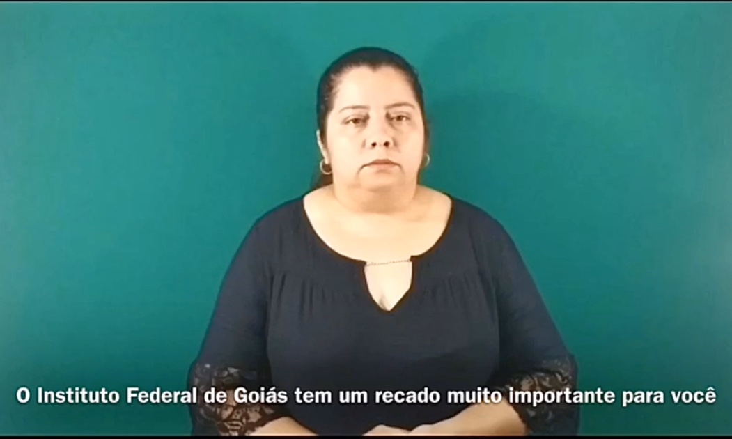 Professora Waléria Vaz em vídeo com informações sobre o coronavírus na Língua Brasileira de Sinais
